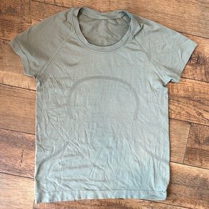 Swiftly Tech Short-Sleeve Shirt 
Race Length, size 6, green